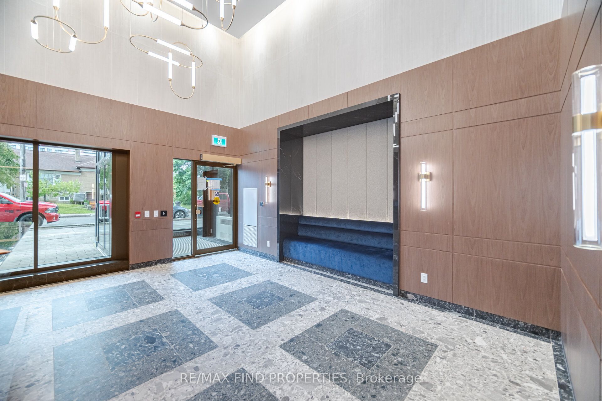 Unit 910 - 6 Greenbriar Road, North York 4