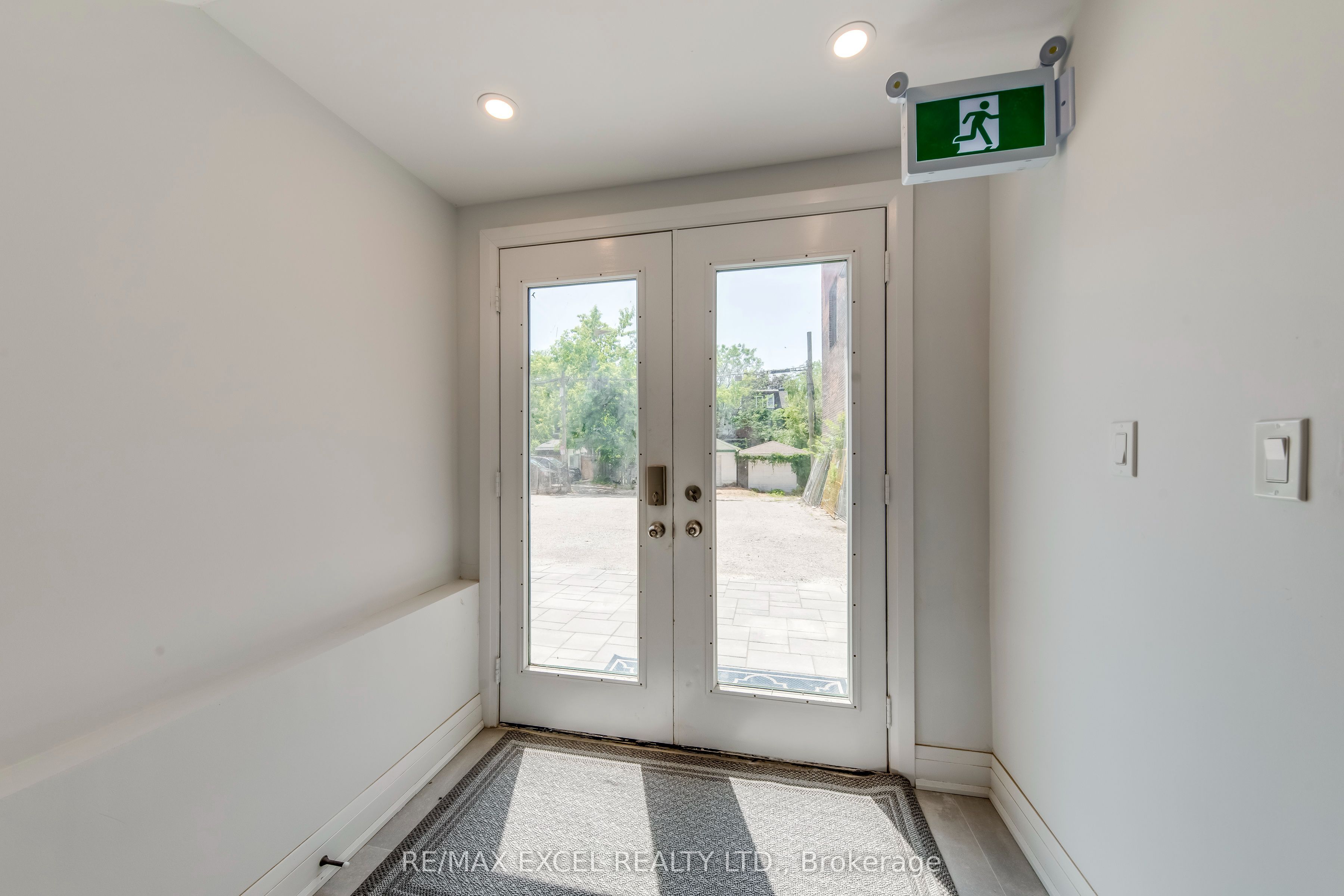 Unit UNIT D - 923 COLLEGE Street, Toronto 5