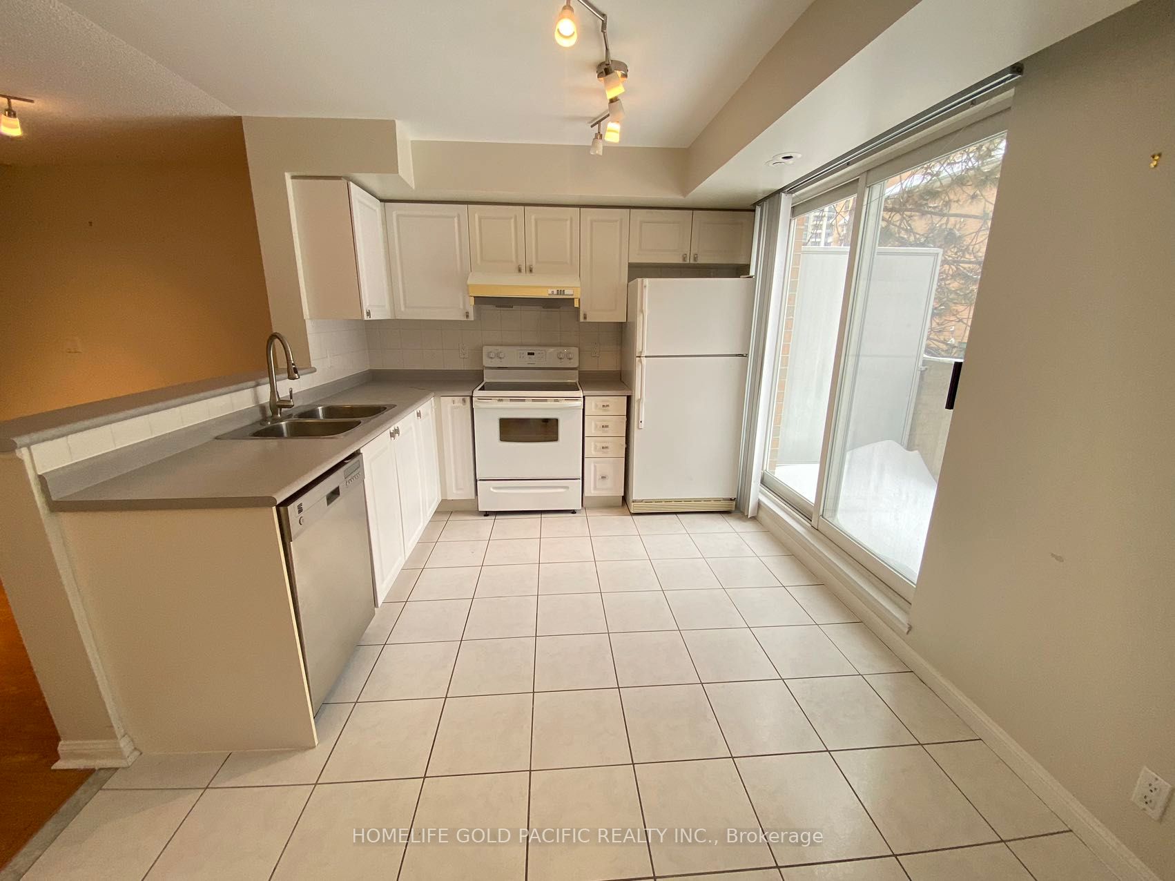 Unit 1116 - 28 Sommerset Way, North York 4