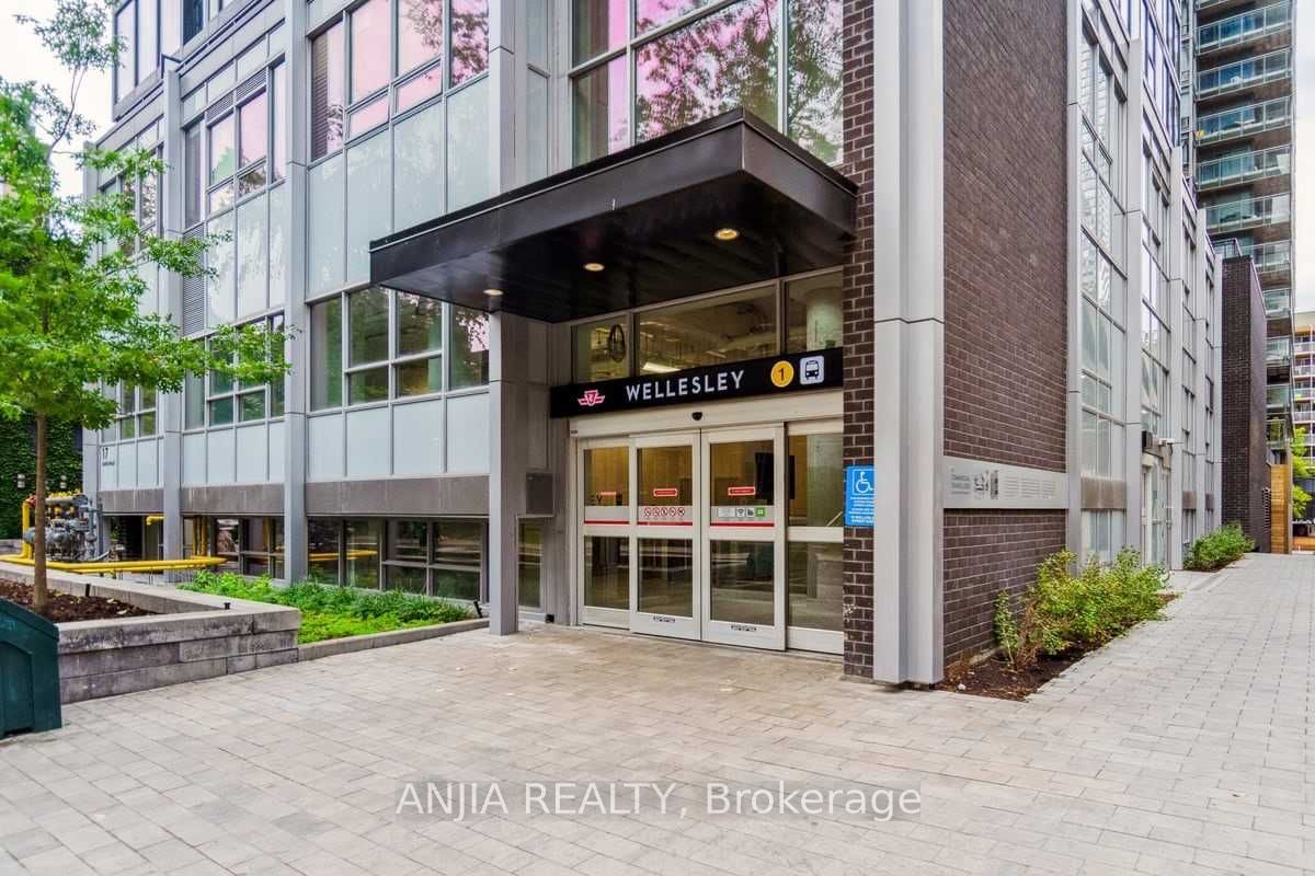 Unit 409 - 17 Dundonald Street, Toronto 4