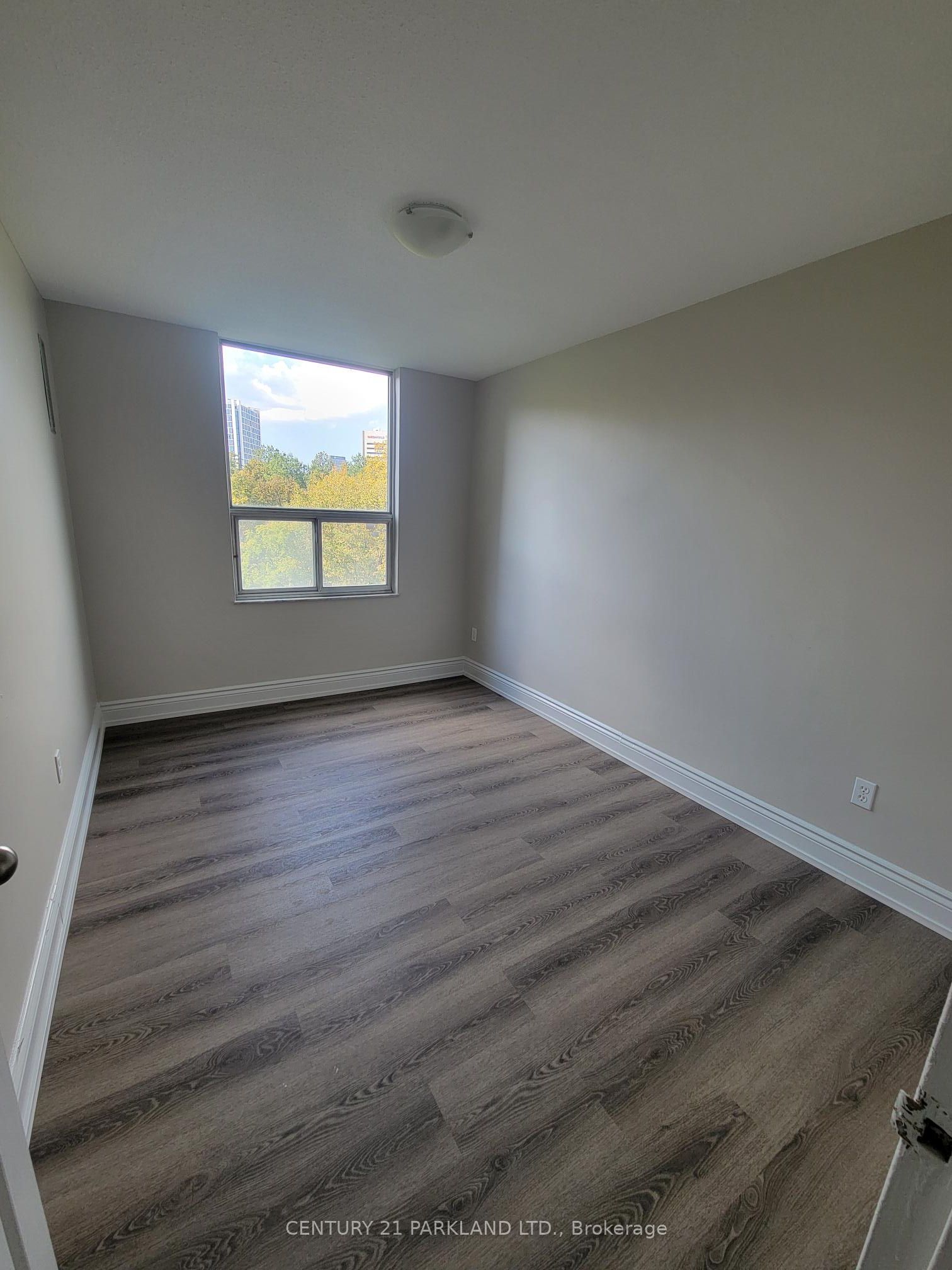 Unit 517 - 10 Edgecliffe Golfway, Toronto 5