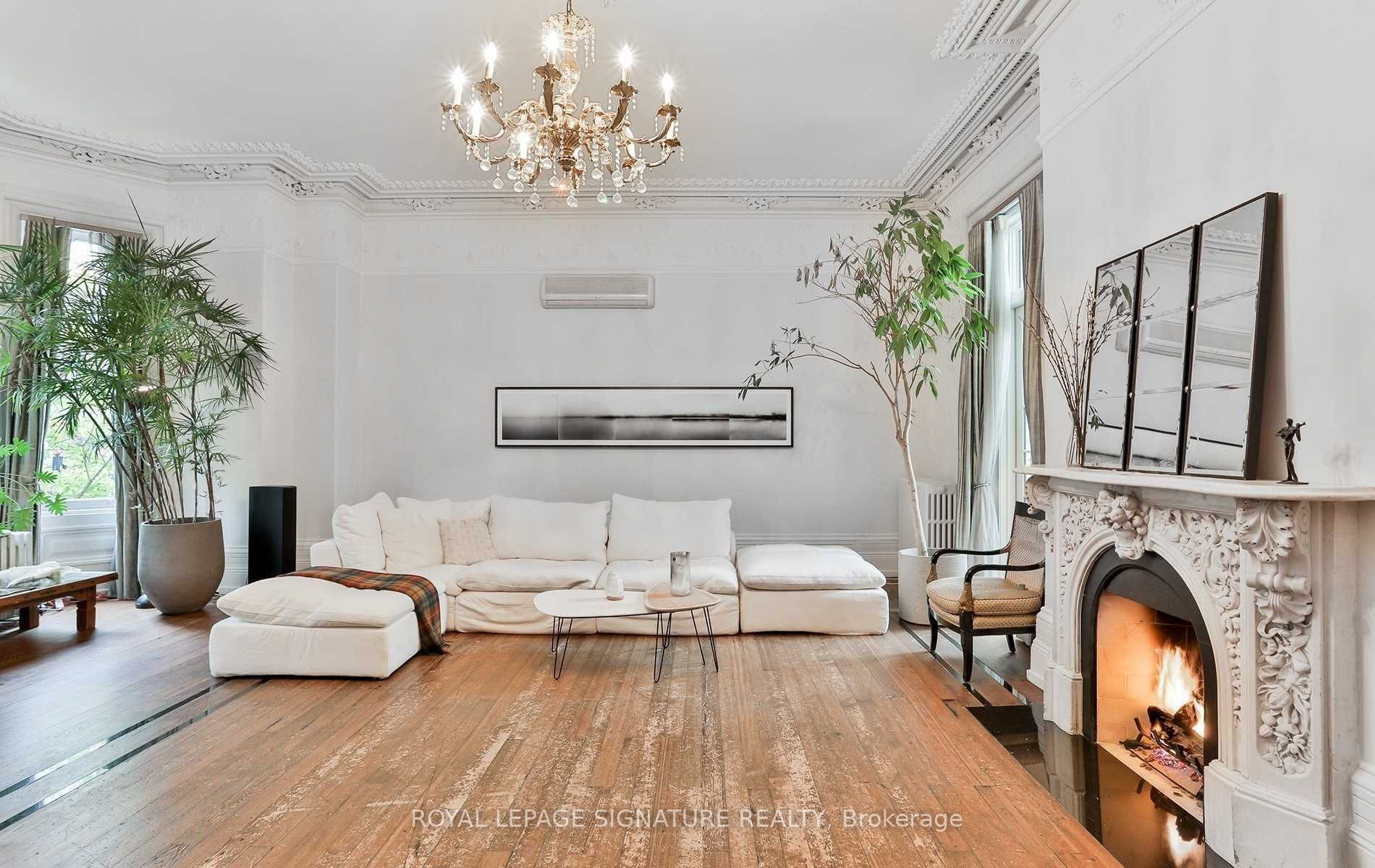 4 Wellesley Place, Toronto 4