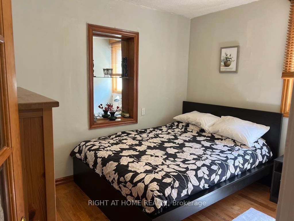 Unit Main Floor - 15 Lynnhaven Road, North York 5
