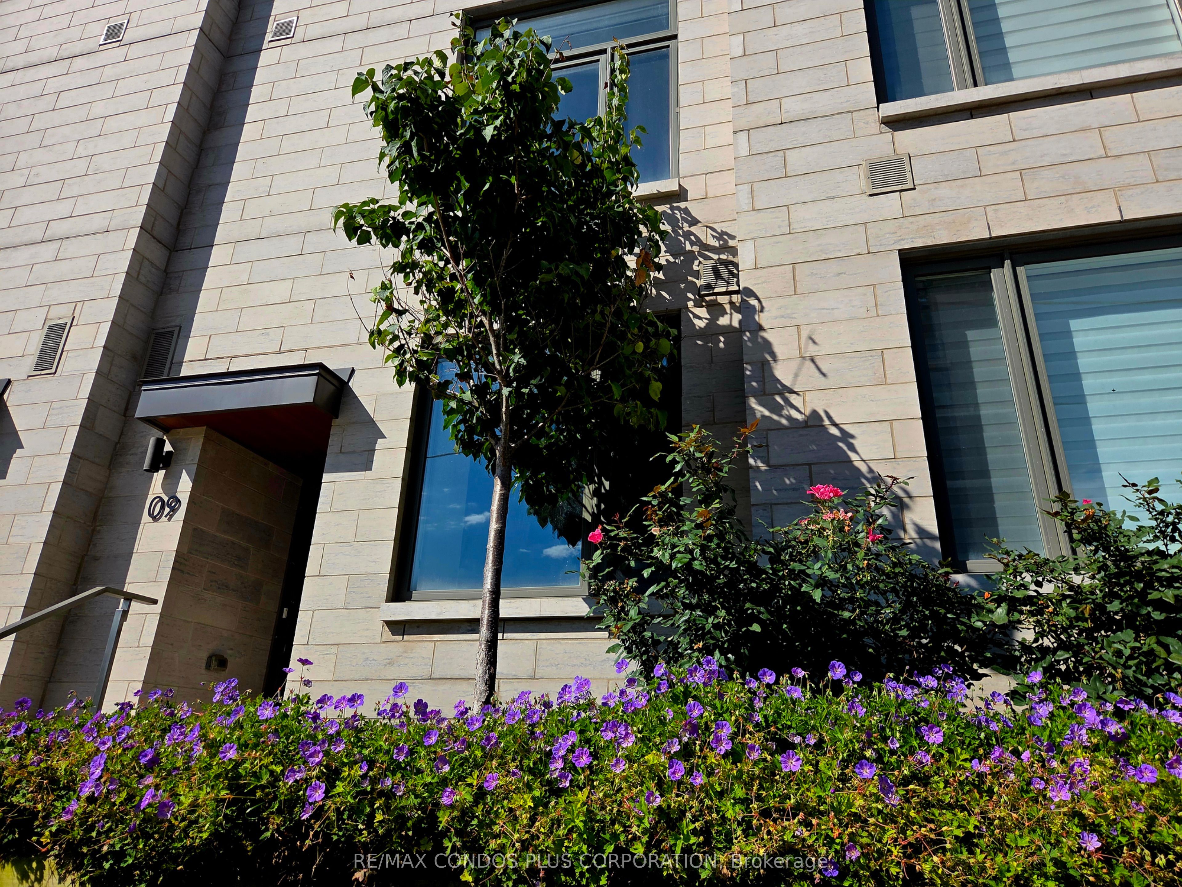 Unit 9 - 270 Davenport Road, Toronto 2