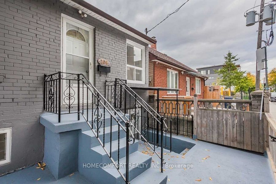 208 Manning Avenue, Toronto 3