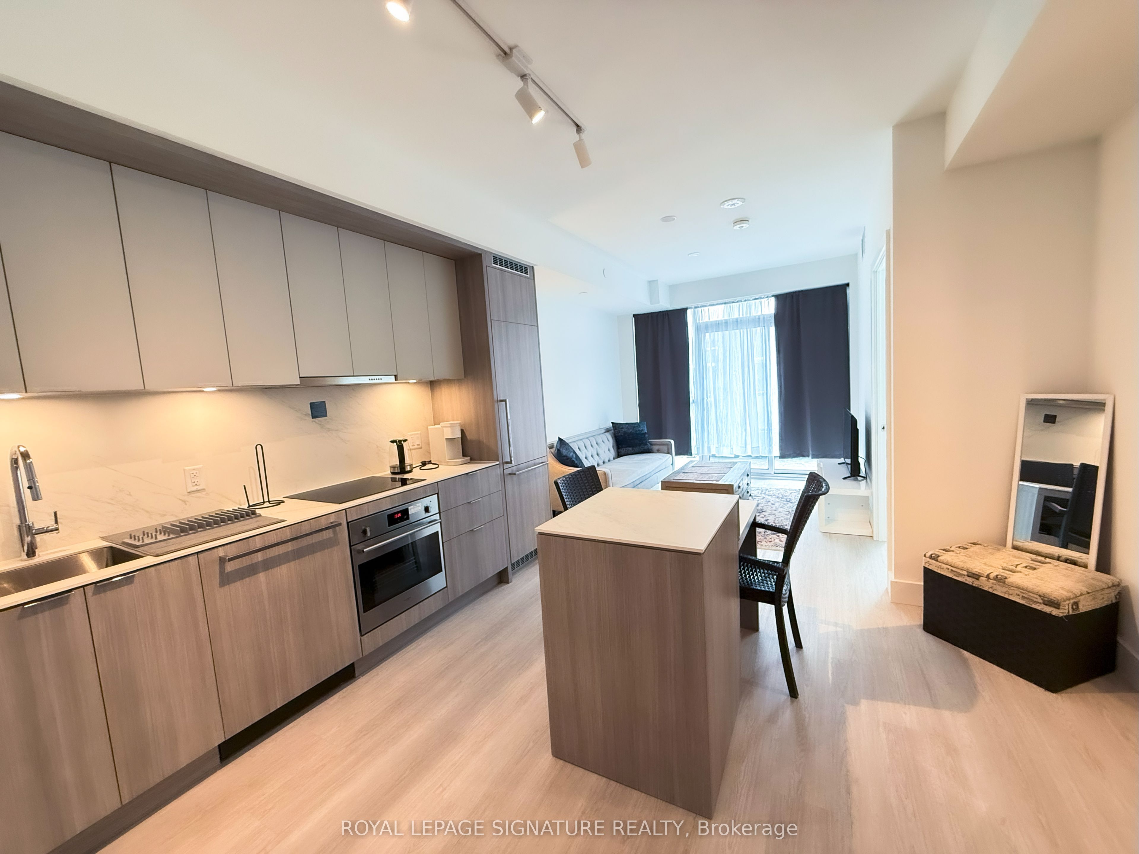 Unit 614 - 6 Greenbriar Road, North York 3