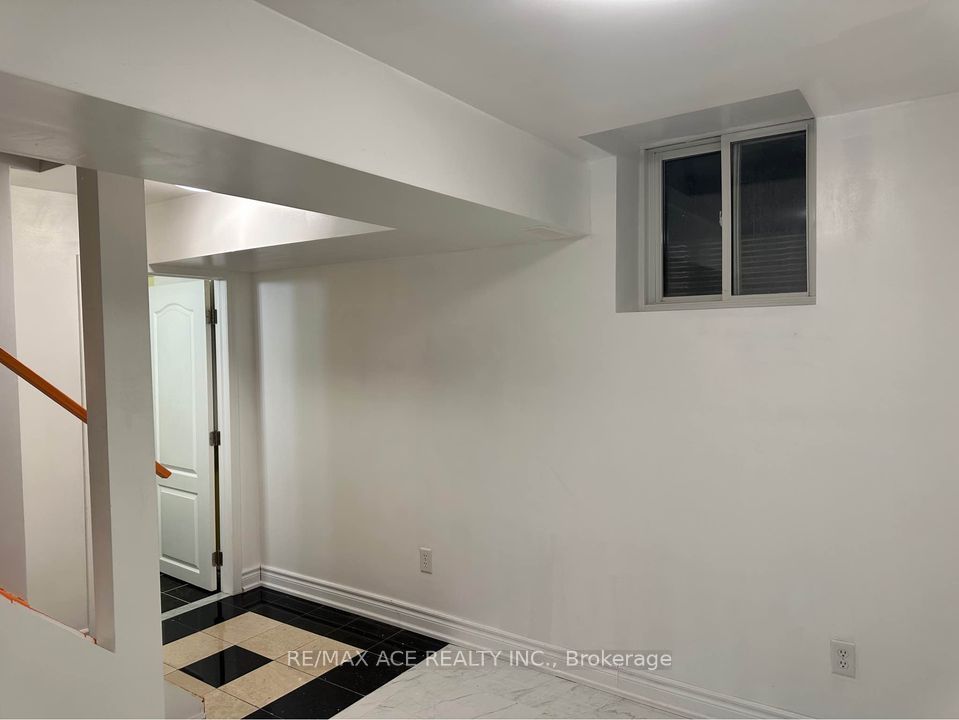 Unit Bsmt - 11 Seasons Drive, Scarborough 4