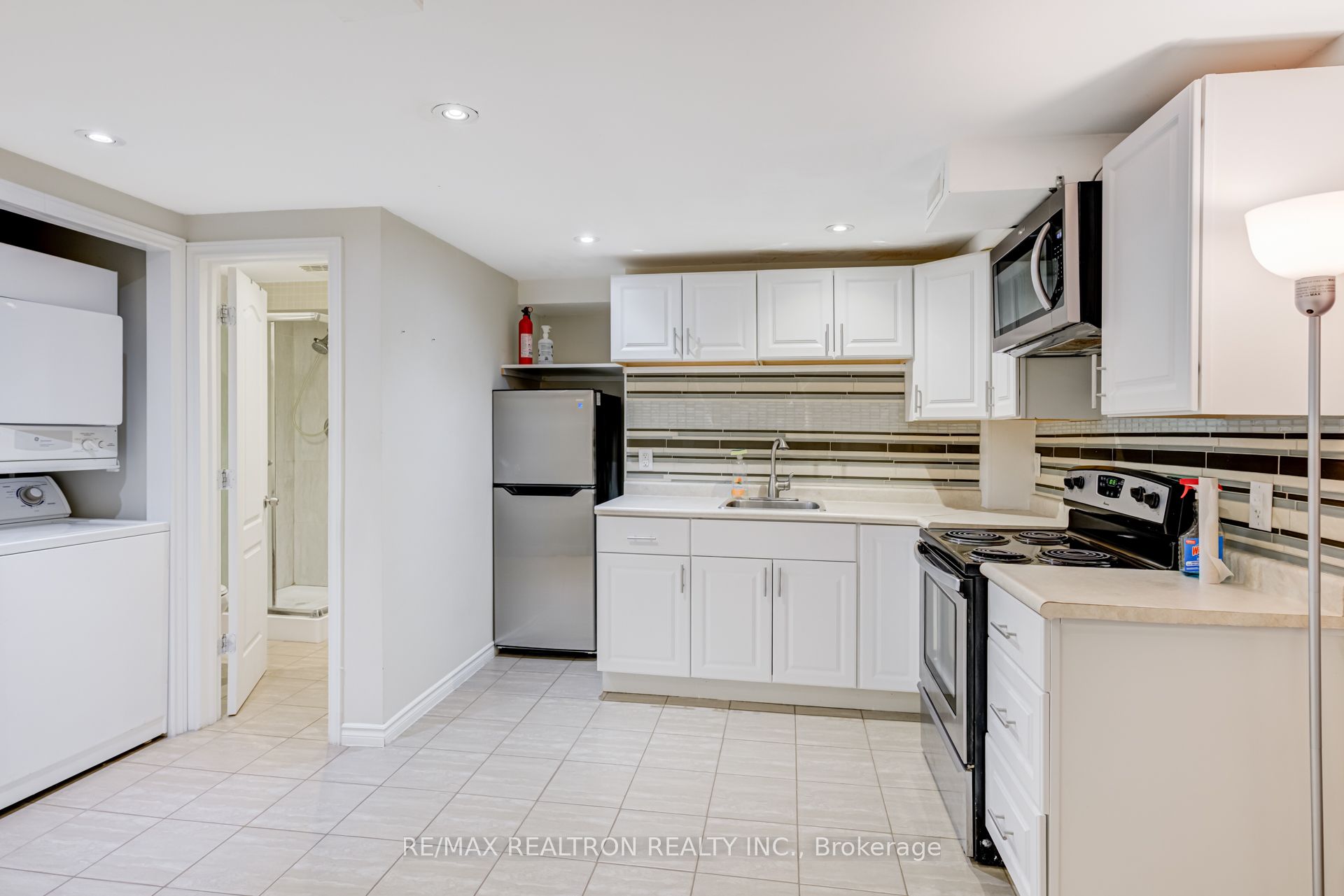 718 Edgewood Road S, Pickering 4