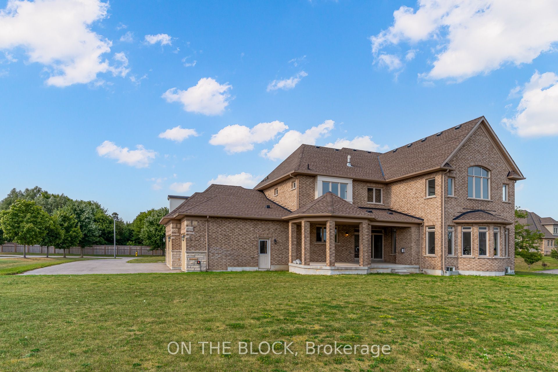 24 Whitewood Drive, Whitchurch-Stouffville 2