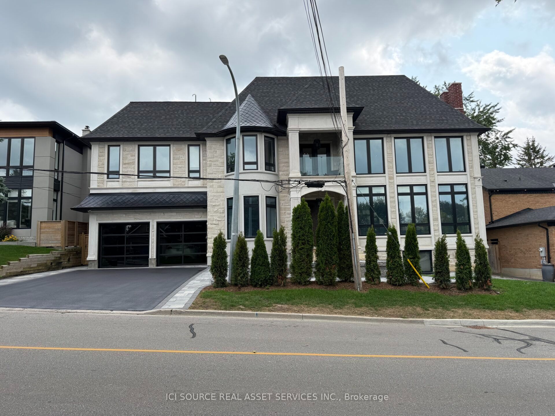 211 Kennedy Street W, Aurora 1