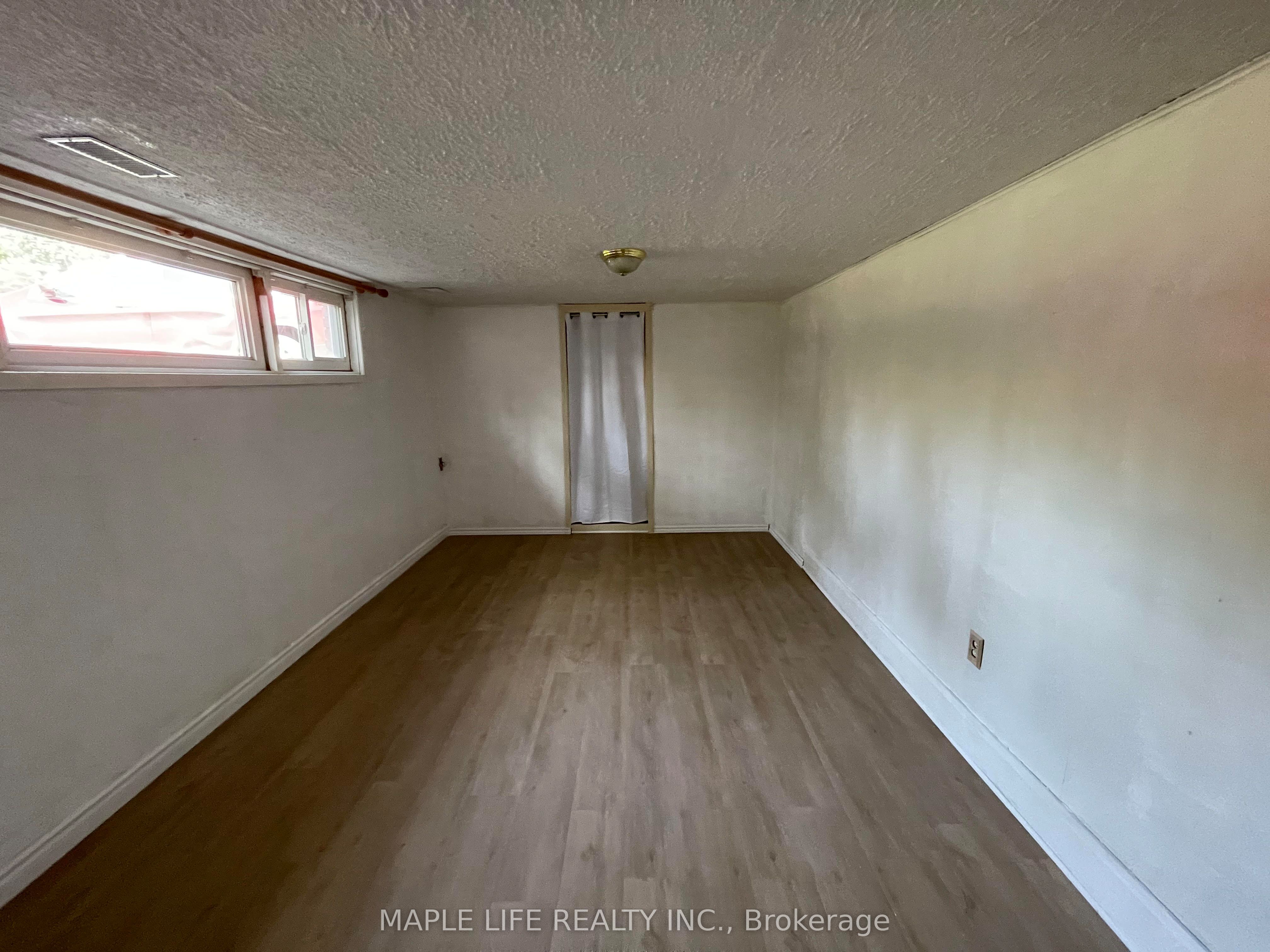886bsmt Srigley Street, Newmarket 5
