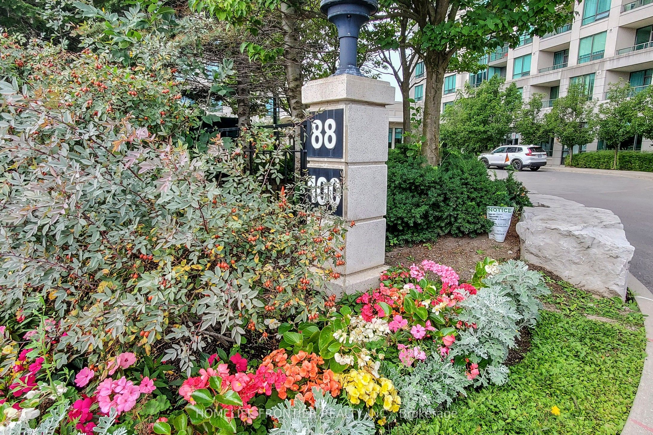Unit 610 - 100 Promenade Circle, Vaughan 3