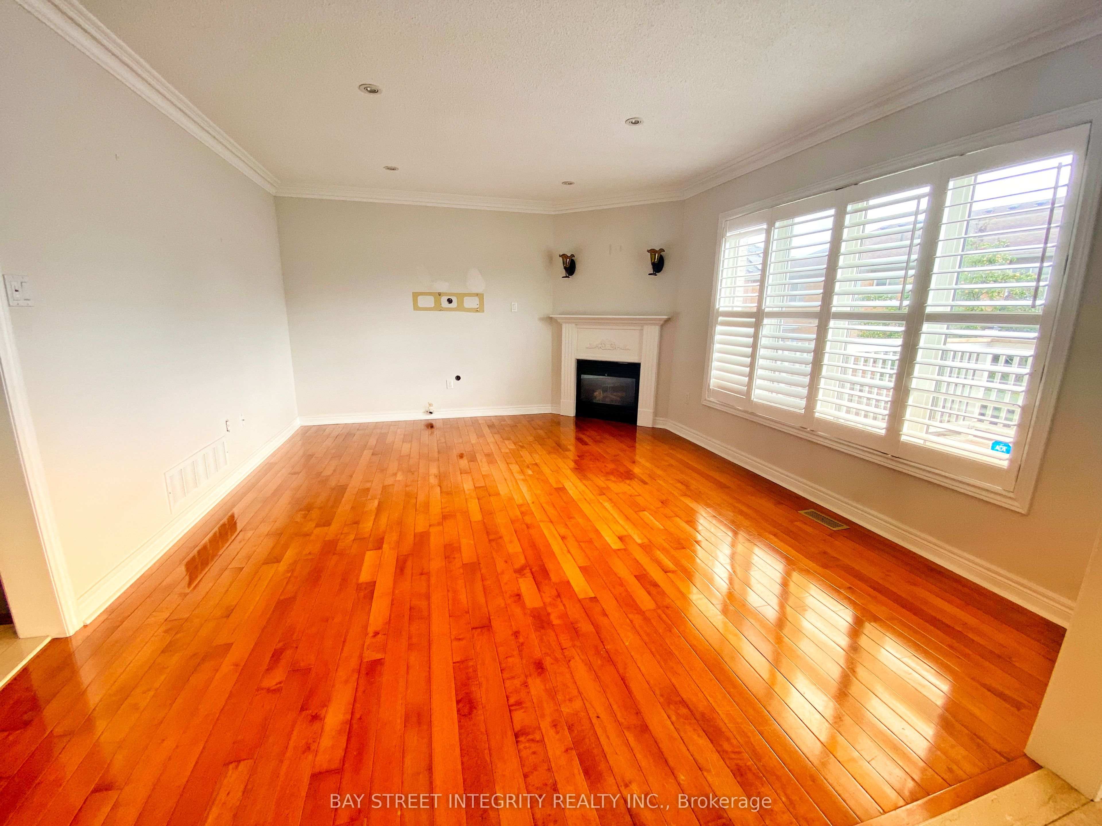 Main 114 Red River Crescent, Newmarket 4