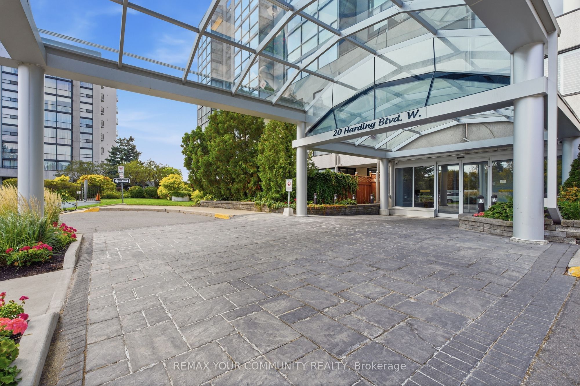 Unit 402 - 20 Harding Boulevard, Richmond Hill 2