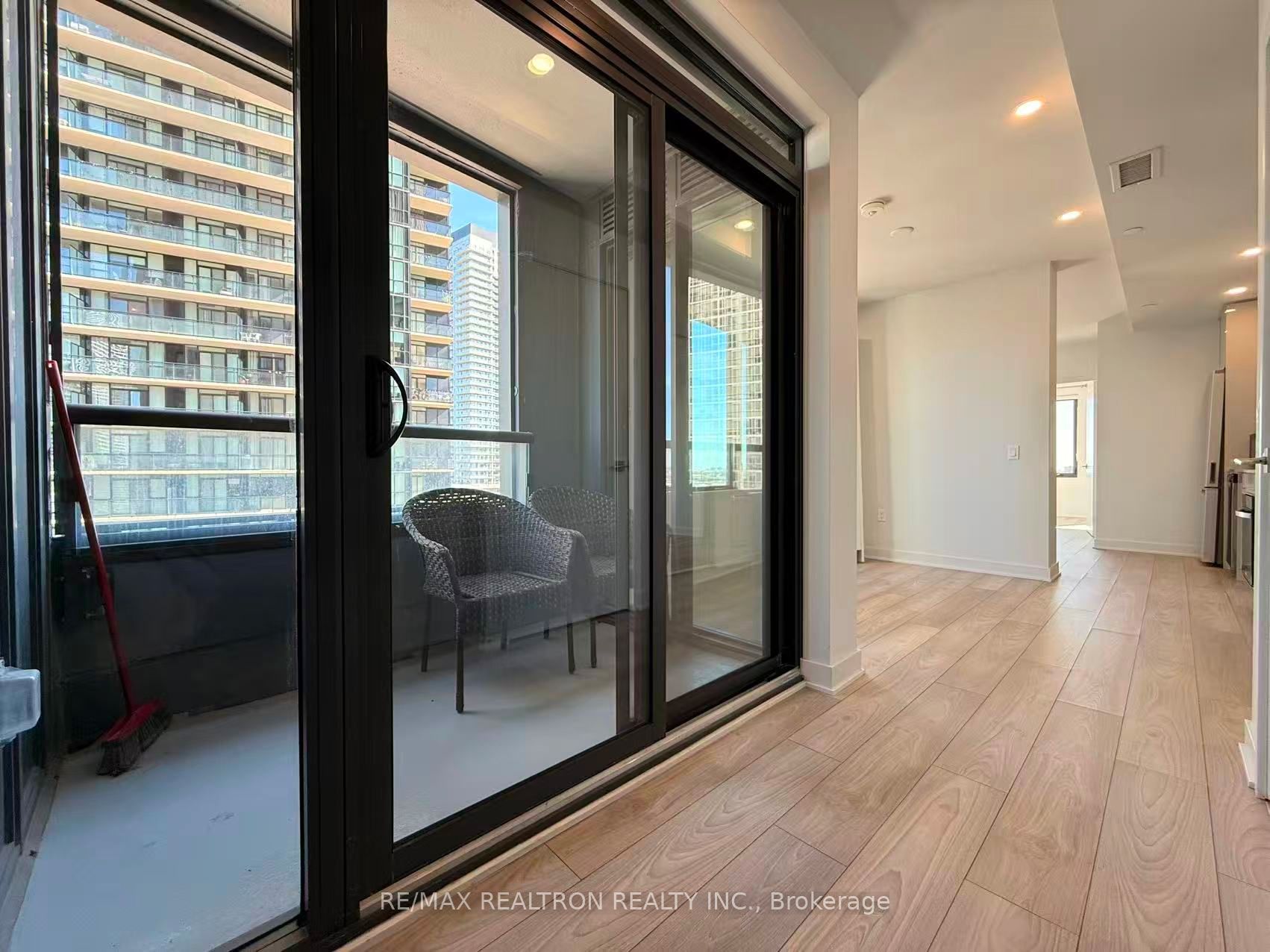 Unit 1007 - 2920 Highway 7 Road, Vaughan 4