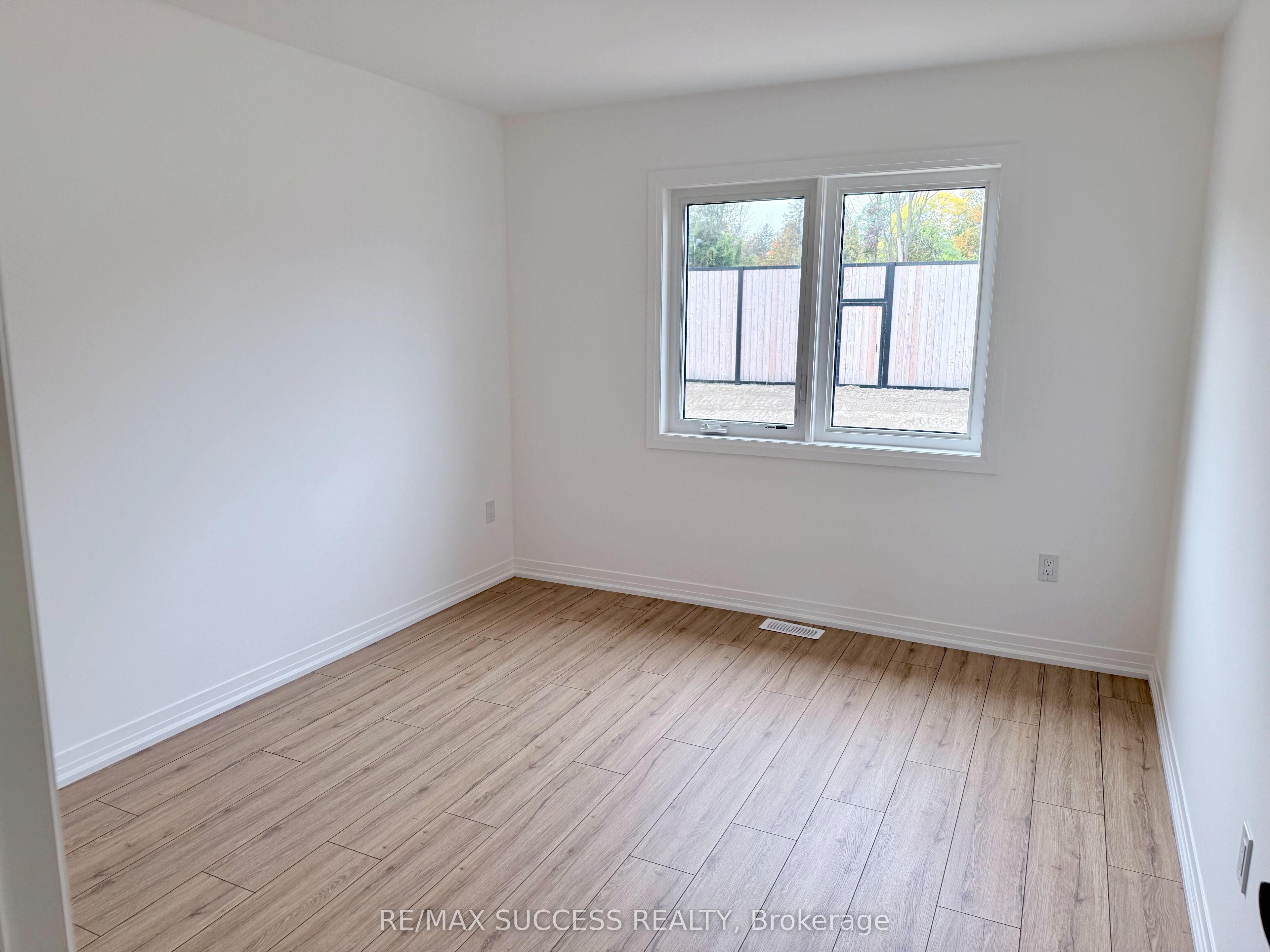 89 FLAN Boulevard, Barrie 4