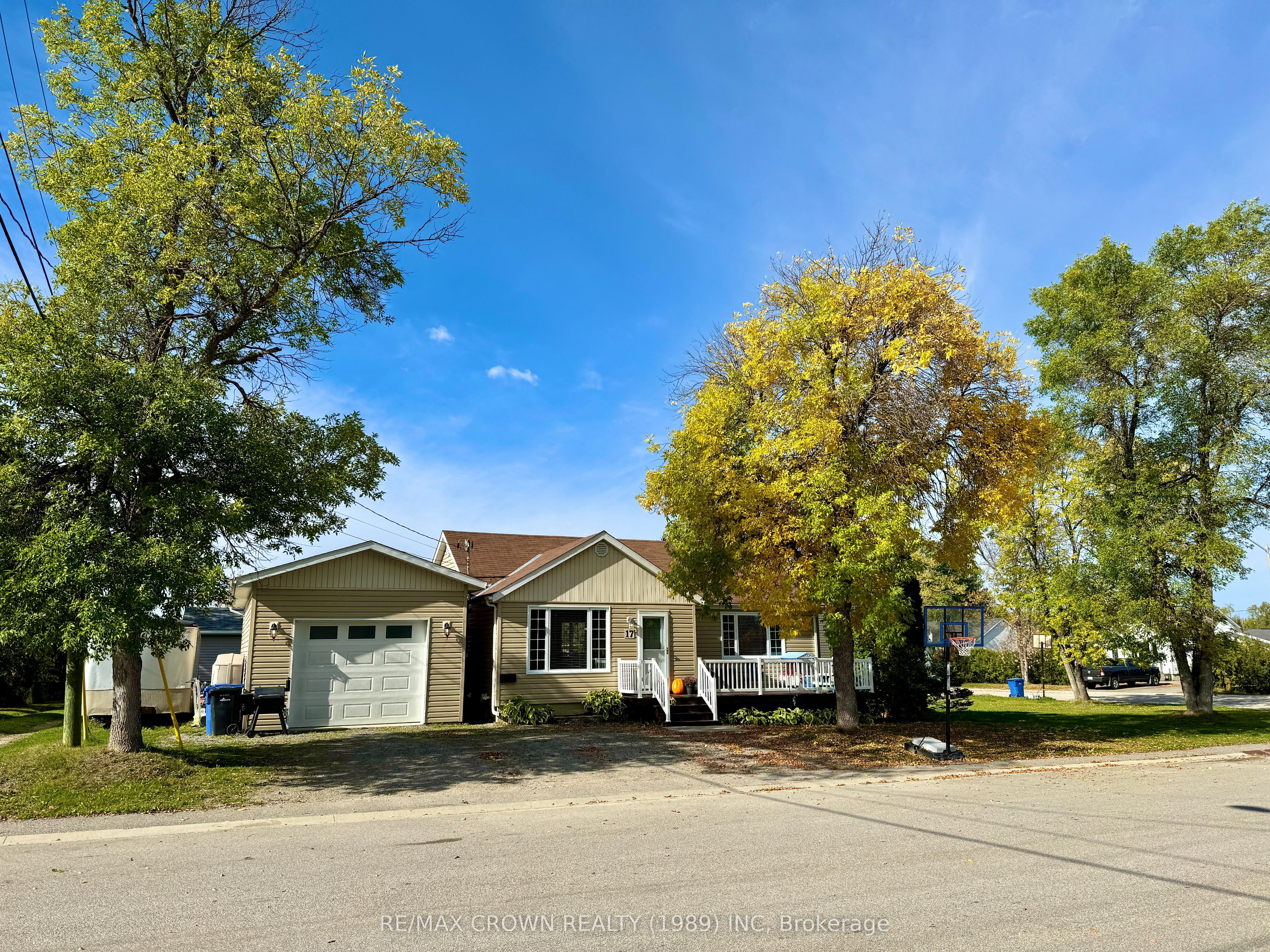 17 Montgomery Ave, Kapuskasing, Ontario P5N1M4 For Sale HouseSigma