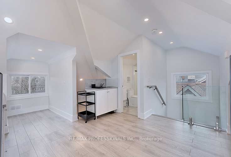 Unit 3rd Fl - 23 Radford Avenue, Toronto 5
