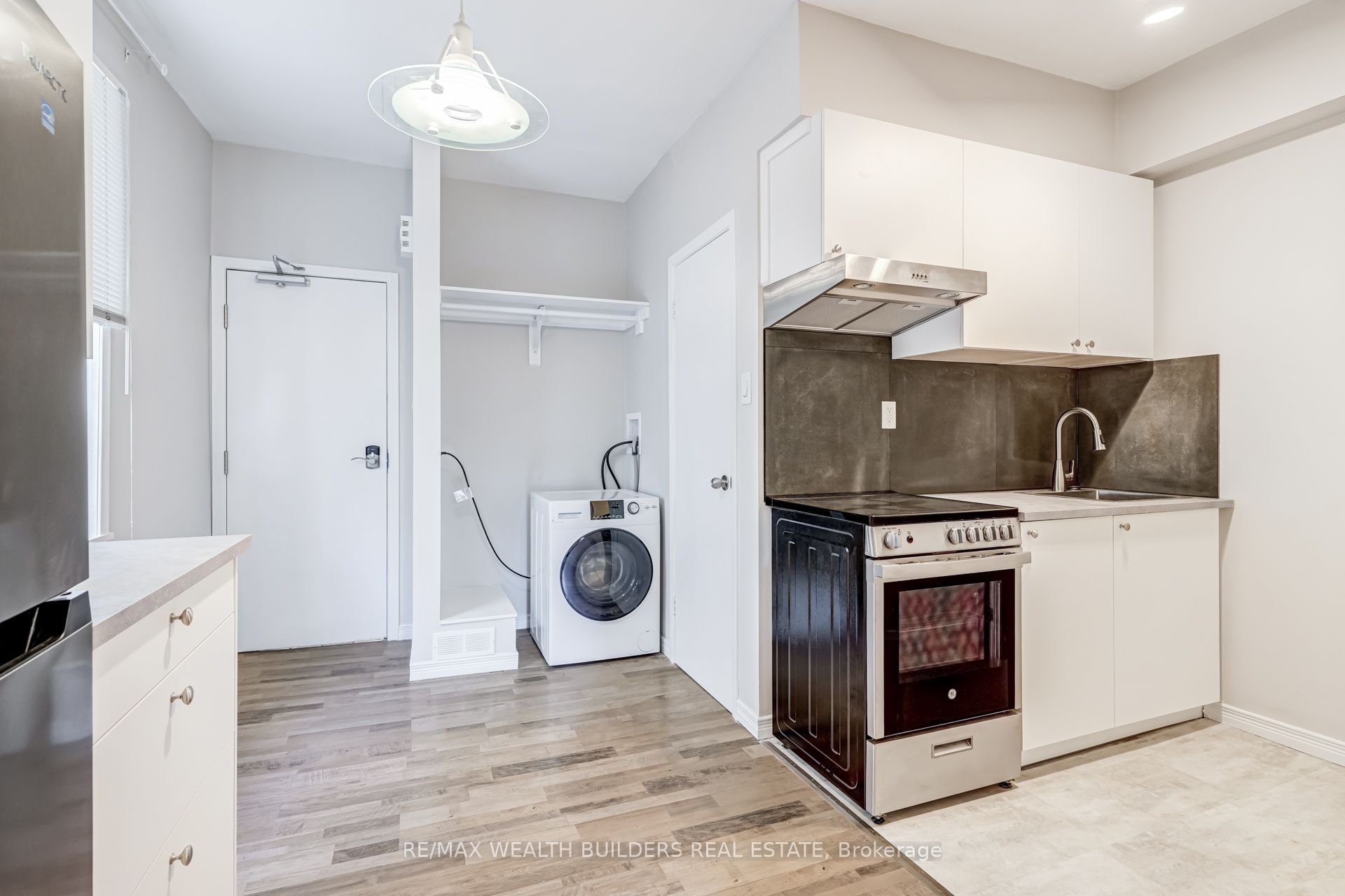 Unit Upper Unit 2 - 2443 dundas Street W, Toronto 3