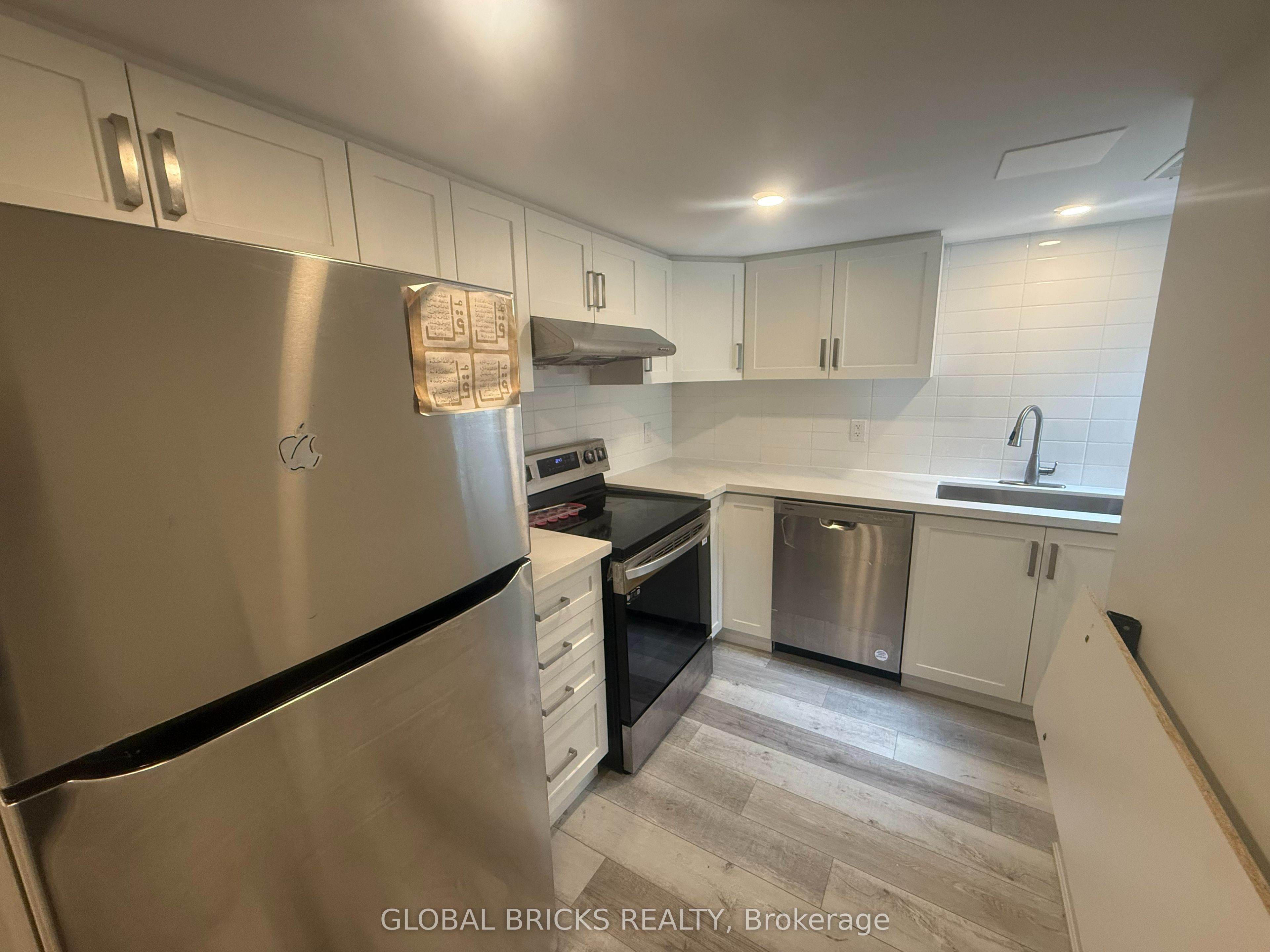 384 Michener Place S, Milton 4