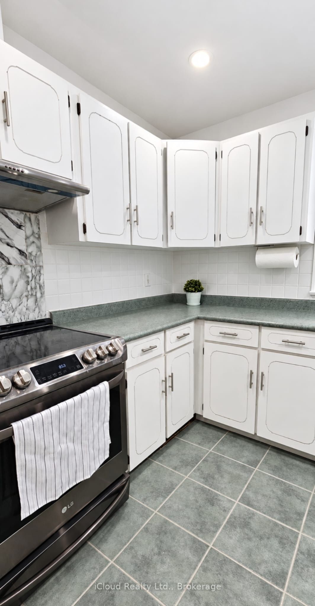 Unit Upper - 27 Inchcliffe Crescent, Etobicoke 4