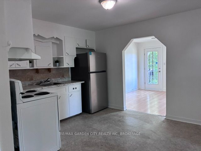 Unit 1 - 131 Lyons Avenue, Welland 2
