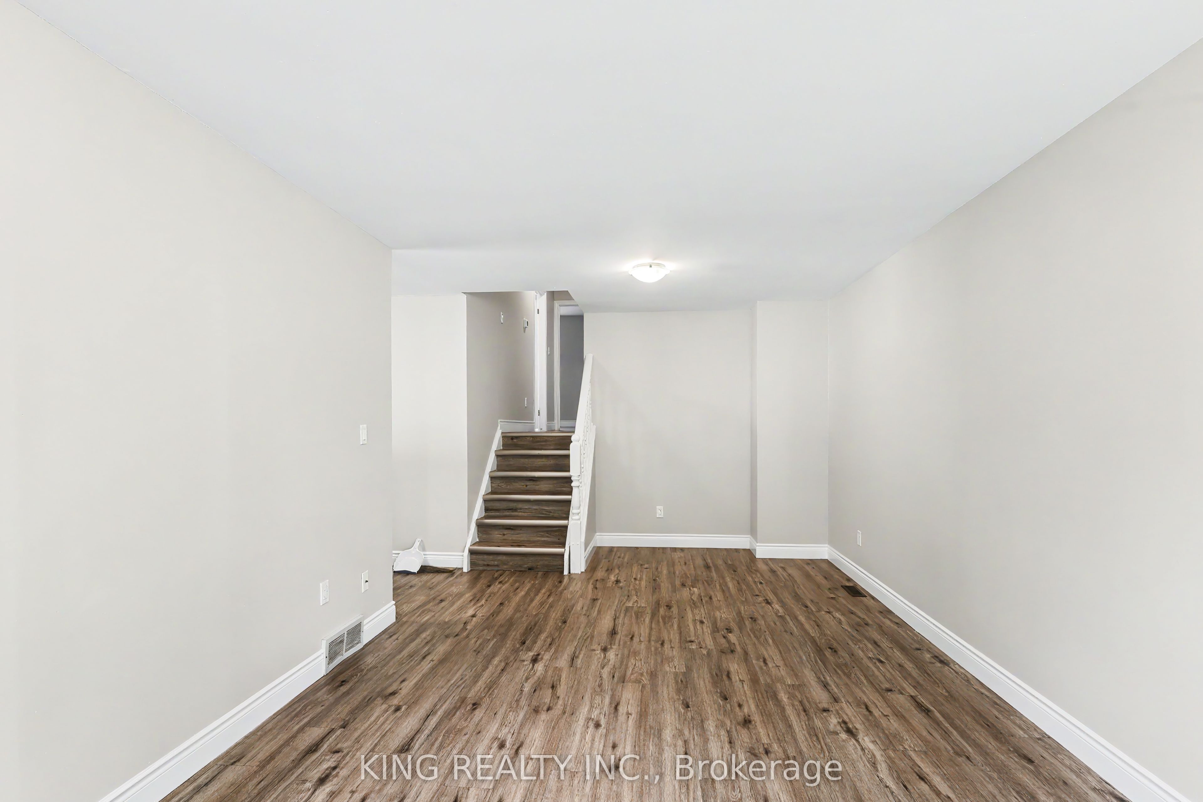 287 PORTSMOUTH Crescent E, London 4