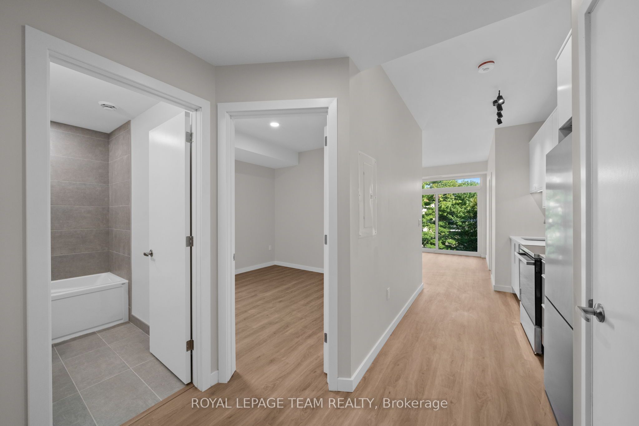 Unit 301 - 370 Athlone Avenue, Ottawa 4
