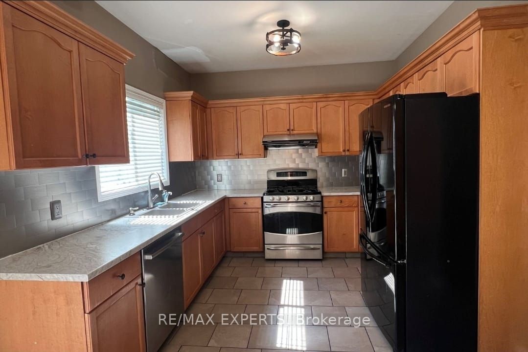 Unit MAIN - 144 MEADOWOAK Crescent, London 4