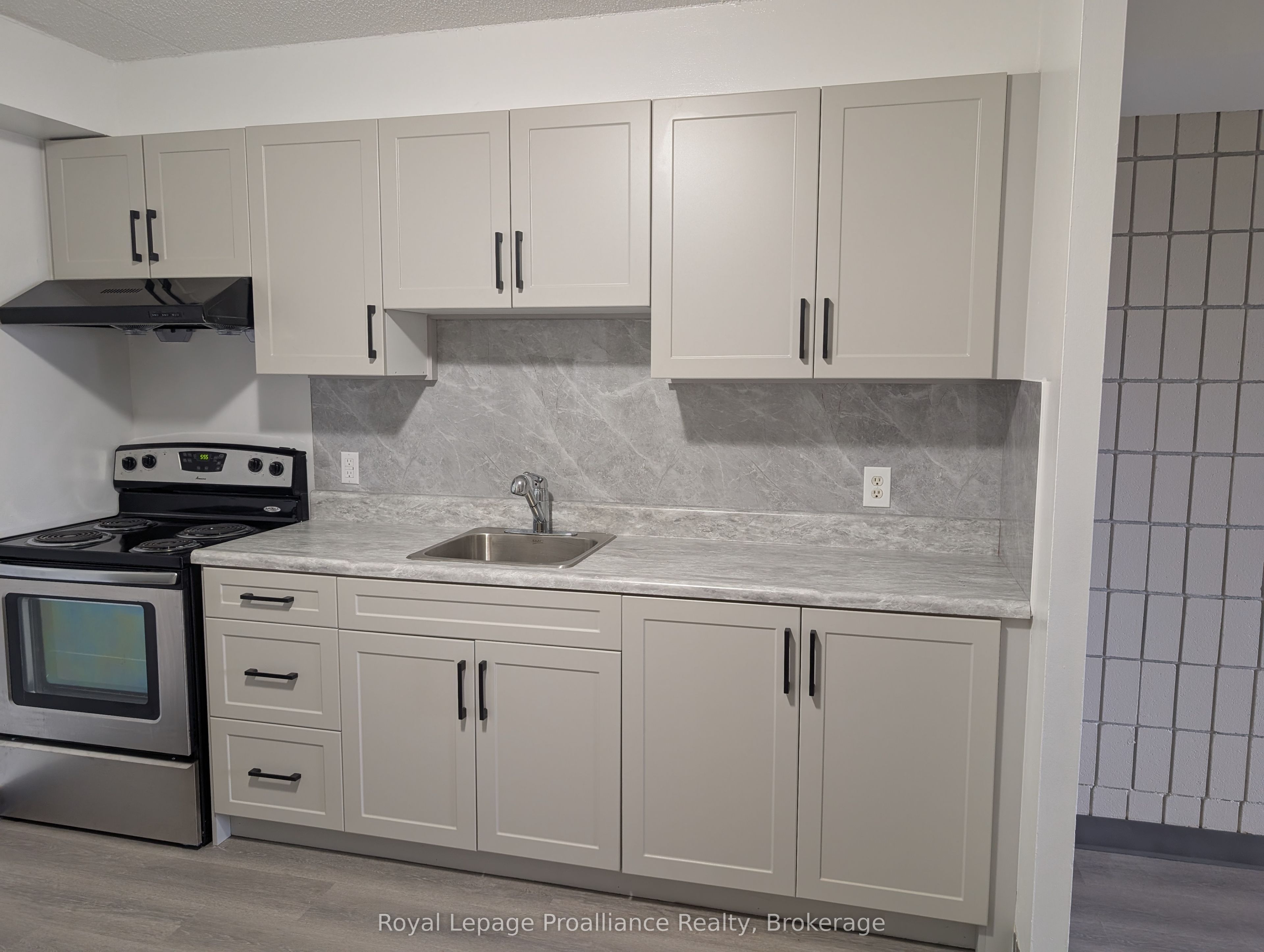 Unit 4 - 1837 Lansdowne Street W, Peterborough 2