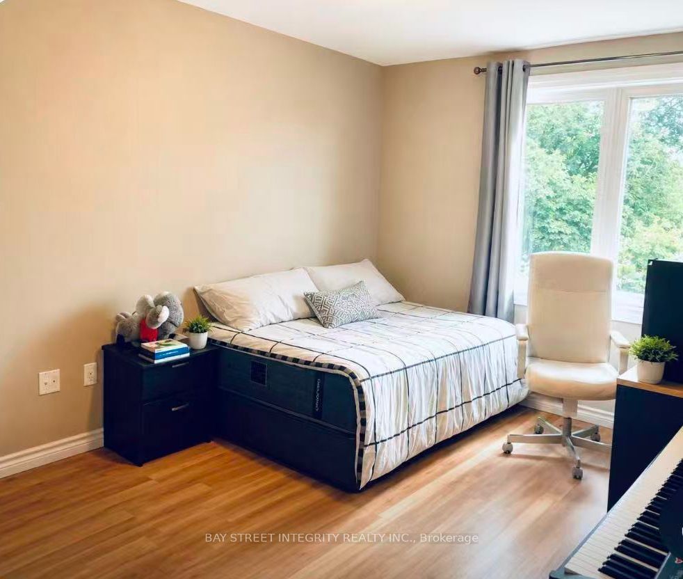 Upper 758 Bradley Avenue, London 3