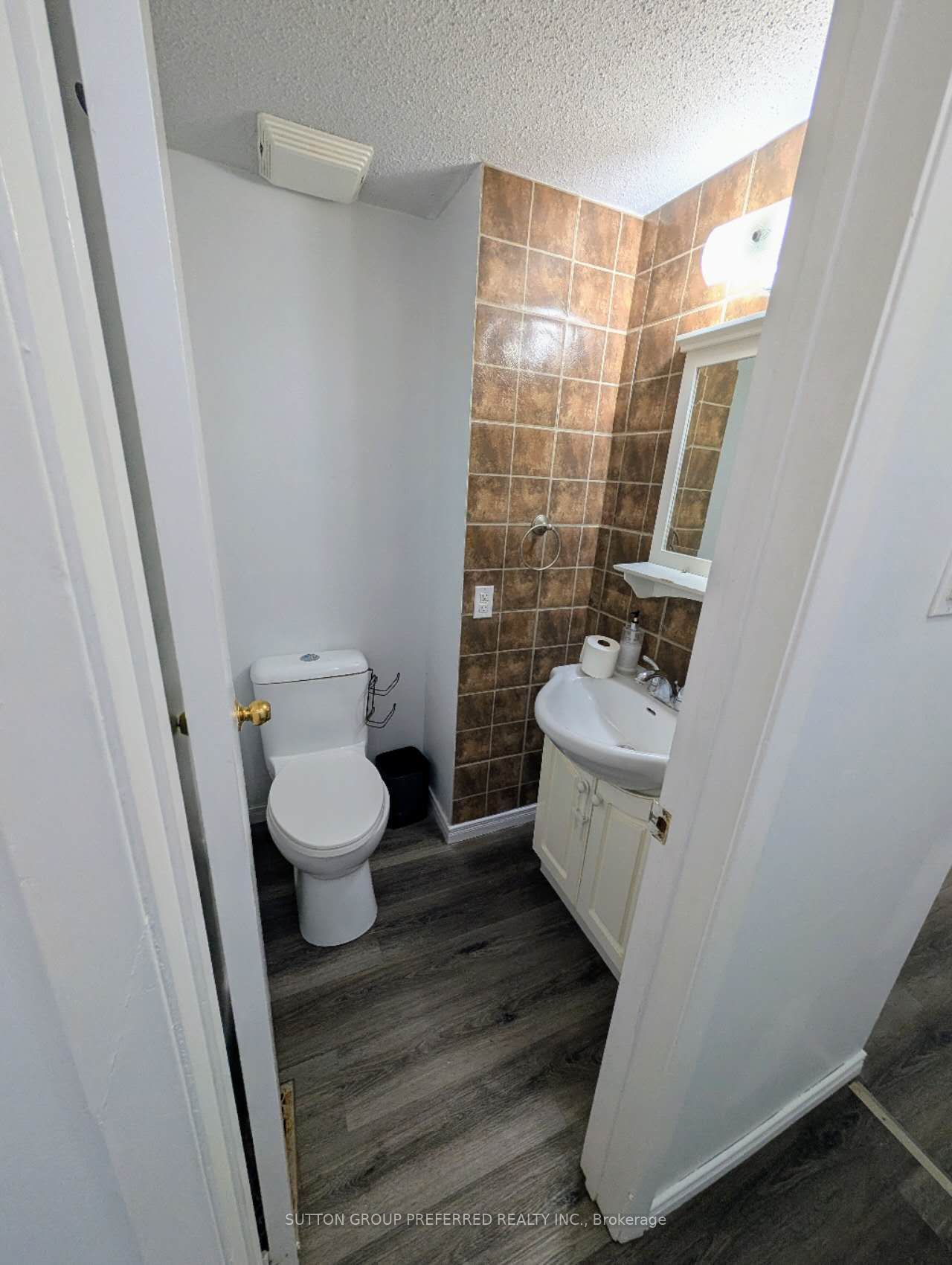 Unit 101 - 272 Homestead Court N, London 5