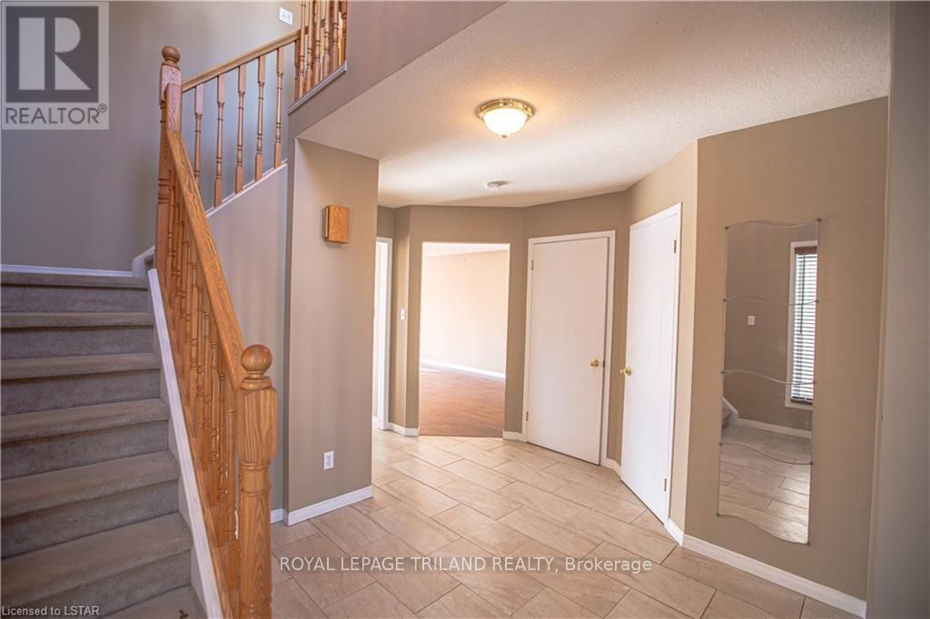 905 Redoak Avenue, London 2
