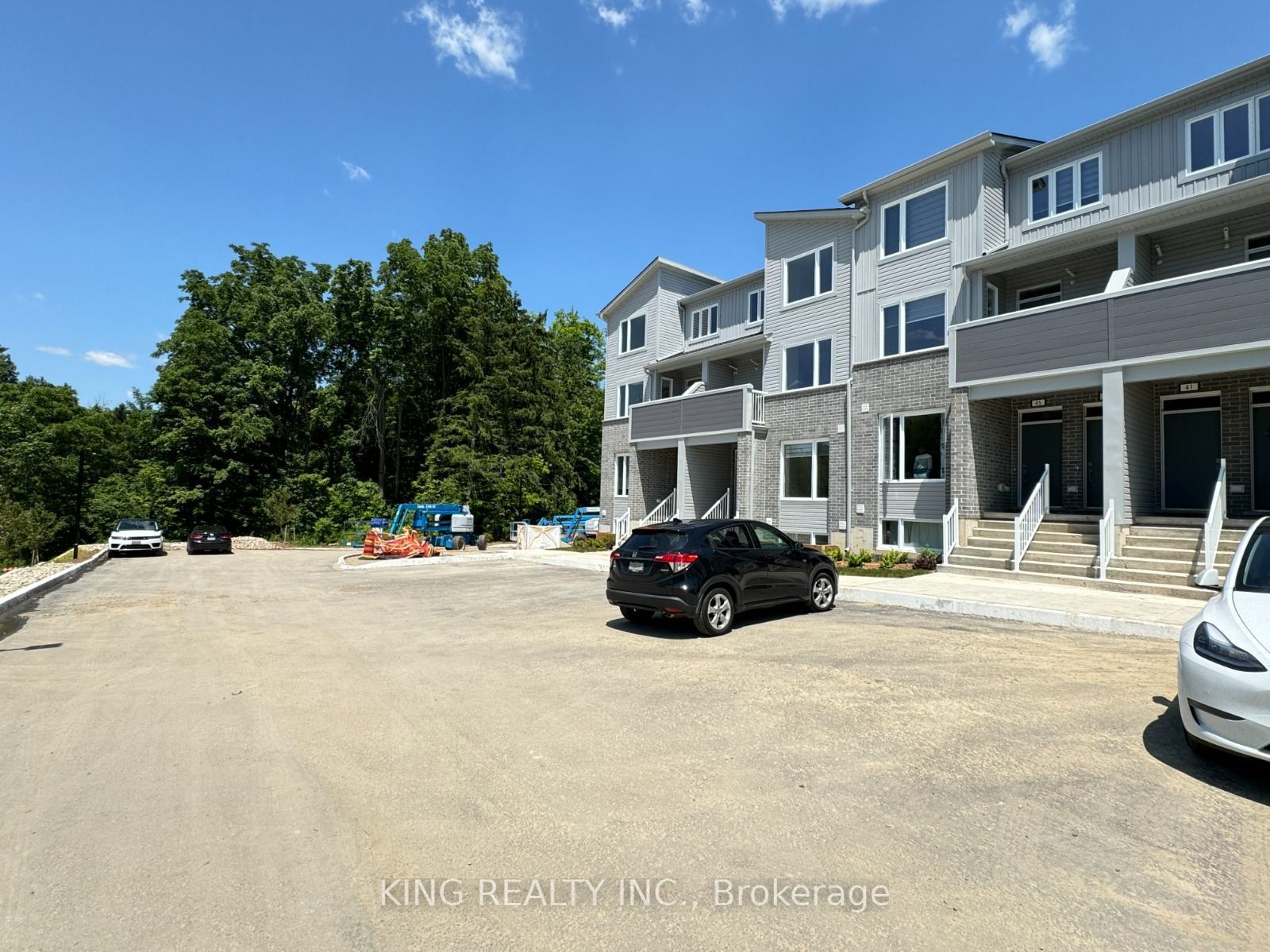 Unit 47 - 990 DEVERON Crescent, London 5